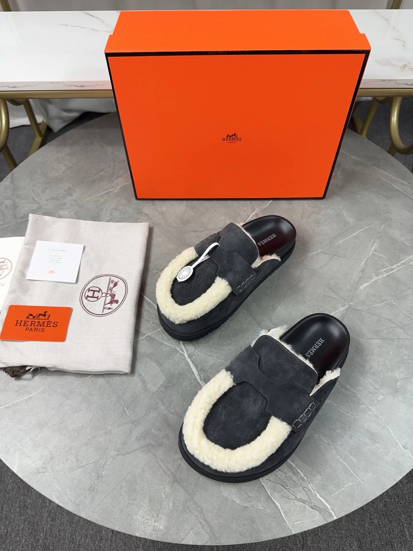 p460🐮🐮HERMES Birkenstock Mules🍬 Spring and summer really need versatile slippers. They have a casual and high-end feel, and the comfort is also great. The large toe design adds a playful feel, and the slip-on design is convenient and practical to wear. 🌷Upper: original high mercerized cow velvet 🌷Inner lining: wool 🌷Outsole: original TPU water platform + rubber film combination 🌷Number of sizes: women's size 35-40 (40-41 -42 is not returnable) men's size: 38-45 (45 is not returnable)
